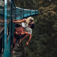 Foto yang menakjubkan tapi berisiko ini menunjukkan mereka berciuman sambil berdiri di pinggir luar kereta yang bergerak. Jean dan Camille menggambarkan foto itu sebagai salah satu dari Wildest Kisses mereka di keterangan Instagram. Foto: Instagram @backpackdiariez