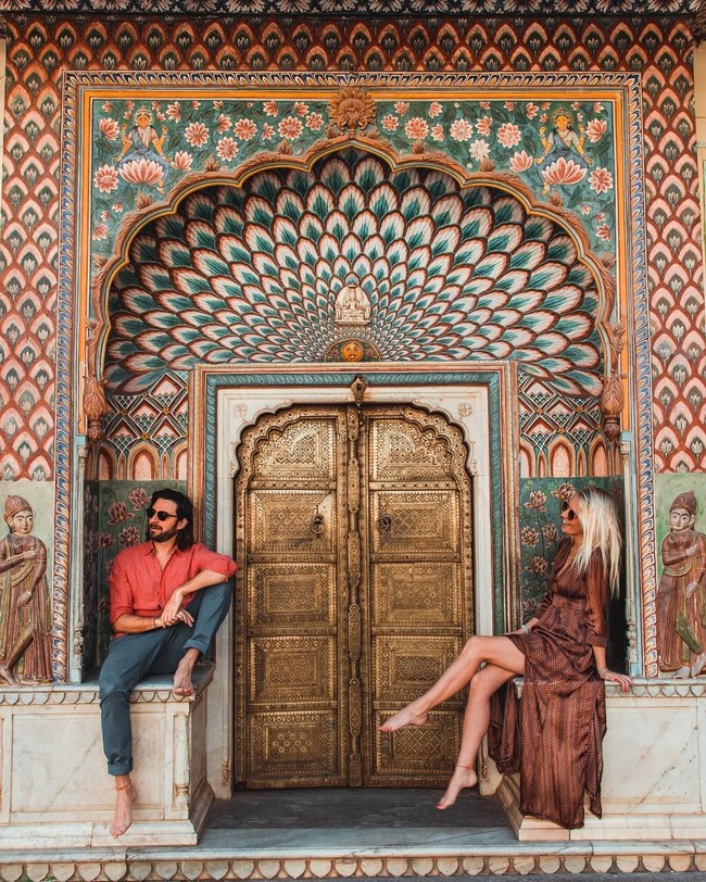 Selebriti internet Camille dan Jean merupakan pasangan suami istri yang kerap berbagi rangkaian momen romantis saat jalan-jalan di berbagai negara yang pernah mereka kunjungi. Foto: Instagram @backpackdiariez