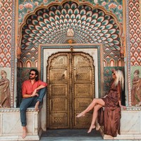 Selebriti internet Camille dan Jean merupakan pasangan suami istri yang kerap berbagi rangkaian momen romantis saat jalan-jalan di berbagai negara yang pernah mereka kunjungi. Foto: Instagram @backpackdiariez