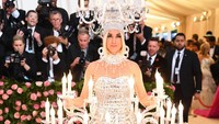Katy Perry memilih tampil seperti ornamen yakni lampu gantung. Dimitrios Kambouris/Getty Images for The Met Museum/Vogue