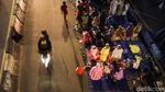 Jemaah Salat Tarawih di Pasar Gembrong Luber Hingga ke JPO