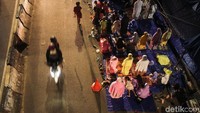 Tak hanya JPO warga yang tidak kebagian shaf di dalam masjid juga rela shalat di badan jalan.