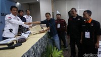 Rekapitulasi suara ini dipimpin oleh Ketua KPU Jakarta Selatan Agus Sudono.