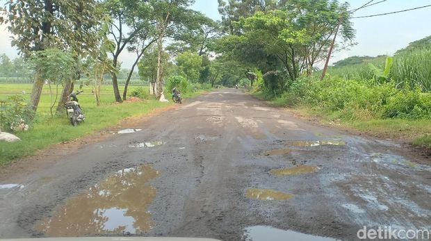 Jalan rusak ini masuk wilayah Madiun dan Ngawi/