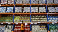 Selain bawang putih, JakGrosir juga menjual beras berbagai jenis.