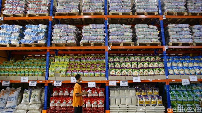 Gubernur DKI Jakarta Anies Baswedan mengecek harga bahan pokok di Pasar Induk JakGrosir, Kramat Jati, Jakarta, Selasa (7/5/2019). Kunjungannya ke pasar tersebut untuk memastikan harga dan stok pangan di ibu kota aman hingga lebaran nanti.