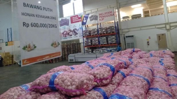  Menurut Anies, harga bawang putih mahal karena stok tidak ada. 
