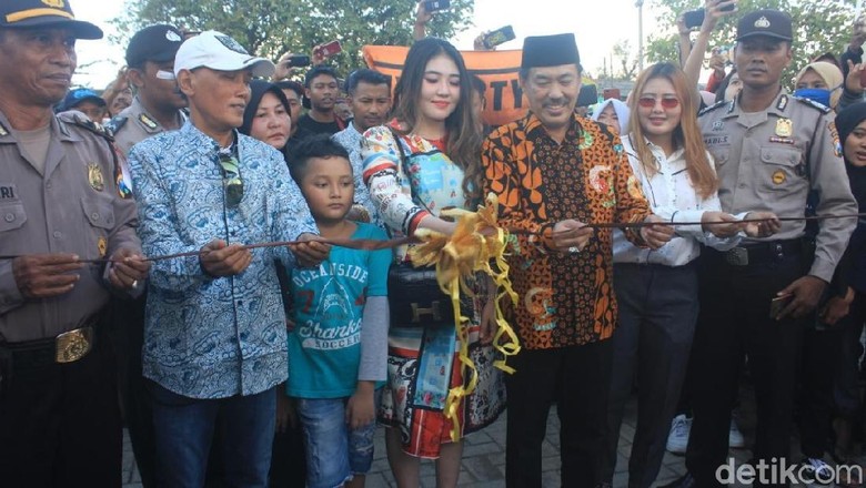 Pendangdut Via Vallen Buka Bazar Ramadhan di Lahan Pribadinya Pendangdut Via Vallen Buka Bazar Ramadhan di Lahan Pribadinya