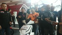 Datang pada pameran IIMS 2019, Bamsoet langsung memesan satu unit motor Gesits. Foto: Ridwan Arifin