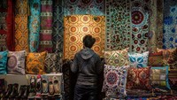 Grand Bazaar diketahui telah berdiri sejak tahun 1450-an pada pemerintahan Kekhalifahan Ottoman dan masih ramai dikunjungi oleh pembeli hingga saat ini. Chris McGrath/Getty Images.