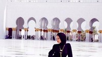 Penyanyi Rihanna, beberapa tahun lalu pernah berkunjung ke Masjid Sheikh Zayed di Abu Dhabi, UAE. Ia berkunjung bersama teman-temannya yang merupakan supermodel. (badgalriri/Instagram)