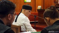 Dhani tiba di Pengadilan Negeri Surabaya pukul 13.30 WIB. Ia datang dengan menggunakan baju putih dan penutup kepala hitam. Ia digiring ke Ruang Cakra untuk menjalani sidang kasus idiot dengan agenda pembacaan nota pembelaan atau pledoi.