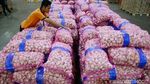 Momen Anies Cek Harga Bawang di Pasar Induk Kramat Jati