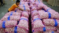 Tumpukan karung barang putih impor dari China ini dibanderol dengan harga Rp 600.000 per 20 kg. 