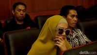 Mulan Jameela nampak hadir di sidang lanjutan sang suami. Ia mengenakan kacamata berbingkai lebar saat hadir di sidang tersebut.