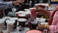 Takjil yang dijual didominasi makanan manis.