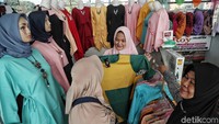 Warga juga mulai berburu pakaian muslim.