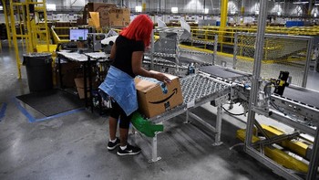 Tapi bukan tidak mungkin di masa depan teknologi robotika benar-benar dapat menggantikan pekerjaan manusia di gudang. Foto: Reuters
