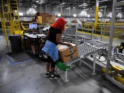 Ancaman Robot di Gudang Toko Online Terbesar Dunia