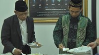 Ini momen saat pria kelahiran Pandeglang, Banten saat menghadiri pengajian bulanan Pimpinan Pusat Muhammadiyah di Menteng, Jakarta Pusat. Kira-kira lauk apa yang menjadi pendamping nasi yang ia sendok kala itu? Foto: Facebook adihidayatofficial