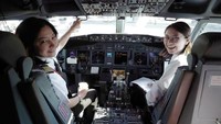 Ari Fuji sekarang bekerja untuk maskapai Japan Airlines. Setelah berjuang bertahun-tahun, pada 2010 Ari resmi jadi kapten pilot wanita pertama di Jepang. (CNN)