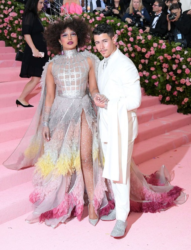 Adik Joe, Nick Jonas, juga menghadiri MET Gala bersama istrinya, Priyanka Chopra. MET Gala menjadi ajang yang spesial bagi pasangan ini karena di acara inilah mereka dipertemukan beberapa tahun lalu. (Foto: Getty Images)