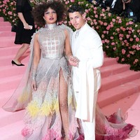 Adik Joe, Nick Jonas, juga menghadiri MET Gala bersama istrinya, Priyanka Chopra. MET Gala menjadi ajang yang spesial bagi pasangan ini karena di acara inilah mereka dipertemukan beberapa tahun lalu. (Foto: Getty Images)
