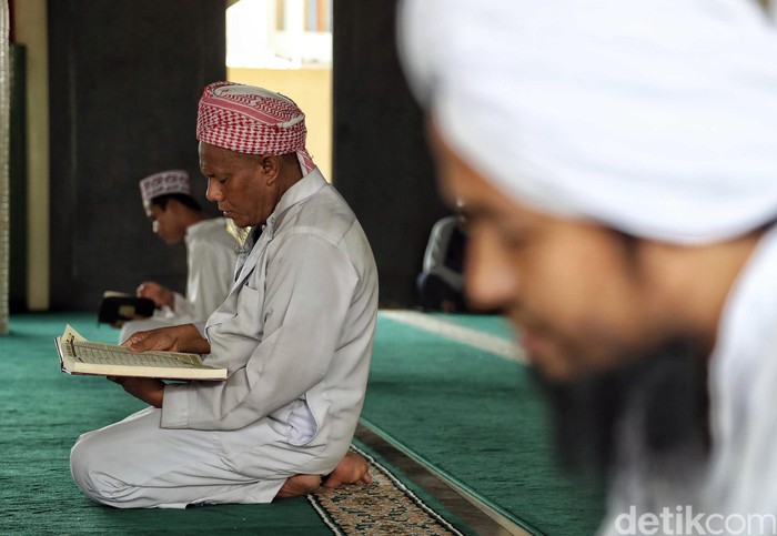 Bulan suci Ramadhan dimanfaatkan umat Muslim untuk mencari pahala sebanyak-banyaknya. Salah satunya lewat mengaji dan beribadah di Masjid.