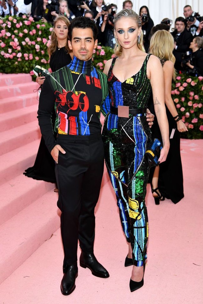 Here comes the newlyweds! Joe Jonas dan Sophie Turner muncul di karpet merah MET Gala 2019, Senin (6/5/2019). Ini adalah penampilan perdana mereka sebagai sepasang suami-istri di karpet merah. Sebelumnya, mereka heboh diberitakan karena menggelar pernikahan dadakan di Las Vegas setelah menghadiri Billboard Music Awards 2019 baru-baru ini. (Foto: Getty Images)