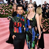 Here comes the newlyweds! Joe Jonas dan Sophie Turner muncul di karpet merah MET Gala 2019, Senin (6/5/2019). Ini adalah penampilan perdana mereka sebagai sepasang suami-istri di karpet merah. Sebelumnya, mereka heboh diberitakan karena menggelar pernikahan dadakan di Las Vegas setelah menghadiri Billboard Music Awards 2019 baru-baru ini. (Foto: Getty Images)