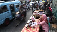 Lokasi langsung berada di pinggir jalan.