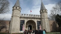Istana Topkapi mulai dibangun pada tahun 1453 oleh Sultan Muhammad II. Bangunan ini mengusung gaya arsitektur Turki yang khas dengan taman-taman yang indah. Sean Gallup/Getty Images.