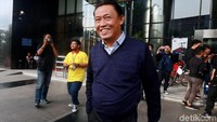 Anggota DPR Fraksi Golkar Ahmadi Noor Supit tersenyum usai menjalani pemeriksaan di gedung KPK, Jakarta, Selasa (7/5/2019).