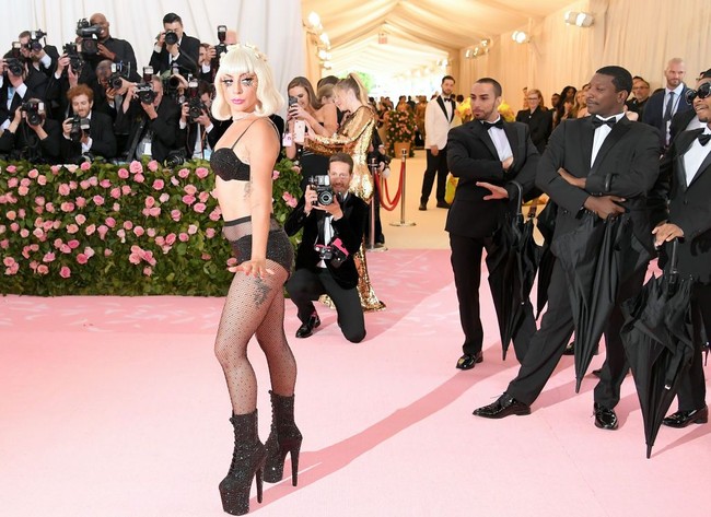 Hak dengan sol super tinggi turut menemani penampilan pelantun Shallow ini di MET Gala 2019. (Foto: Getty Images)