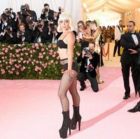 Hak dengan sol super tinggi turut menemani penampilan pelantun Shallow ini di MET Gala 2019. (Foto: Getty Images)