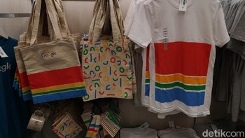 Mulai dari tshirt, jaket, sweater, topi, tumblr, pin, hingga produk elektronik lengkap ada di sini. (Foto: detikINET/Agus Tri Haryanto)