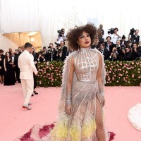 Tampilannya yang ekstrem di Met Gala 2019, wanita 36 tahun itu mengenakan gaun transparan dengan aksen ruffled bulu dari Dior Haute Couture. Untuk memberikan kesan drama pada busana dengan belahan tinggi itu, Priyanka menggunakan stocking kristal.  Foto: Getty Images