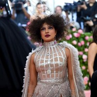 Priyanka seharusnya malu pada dirinya. Ia membuat para pria menyukai sari, kata seorang netizen sambil menyindir soal penampilannya di majalah tersebut. Belum ada respons dari Priyanka soal kontroversi tersebut. (Foto: Getty Images)