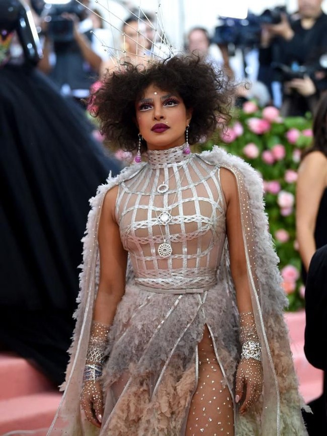 Penampilannya yang super heboh di Met Gala 2019 membuat netizen bereaksi. Ada yang memuji penampilannya yang dinilai futuristik, namun tak sedikit yang nyinyir, menyamakan Priyanka dengan badut hingga drag queen.  Foto: Getty Images