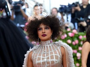 Penampilan Priyanka Chopra Tak Dikenali di Met Gala, Disamakan dengan Badut