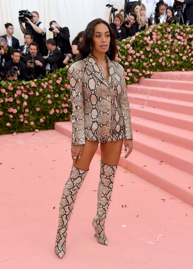 Banyak yang berharap Solange Knowles bisa tampil lebih eksentrik dari ini. Selain tidak mengikuti tema, kostumnya juga terlihat kebesaran dan memiliki fitting yang buruk. Foto: Getty Images