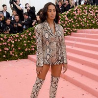 Banyak yang berharap Solange Knowles bisa tampil lebih eksentrik dari ini. Selain tidak mengikuti tema, kostumnya juga terlihat kebesaran dan memiliki fitting yang buruk. Foto: Getty Images