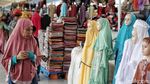 Mengais Rezeki dengan Jualan Baju Muslim di Bulan Suci