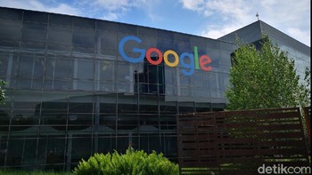Logo ikonik Google ini cukup populer. Banyak yang mengabadikan diri di depannya. (Foto: detikINET/Agus Tri Haryanto)