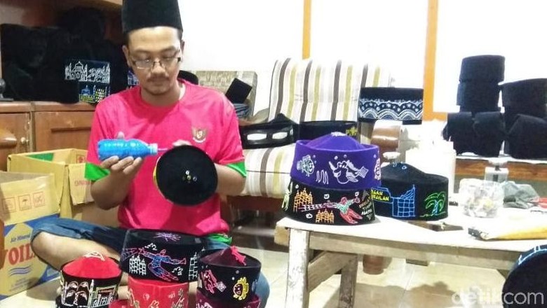 Berkah Ramadhan, Pesanan Songkok Lukis dari Lamongan Meningkat Berkah Ramadhan, Pesanan Songkok Lukis dari Lamongan Meningkat