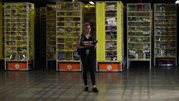 Amazon juga mengoperasikan belasan ribu robot di gudangnya untuk mempermudah perpindahan barang. Terlihat robot itu berada di bawah semacam kontainer barang dan bisa bergerak sesuai program. Foto: Reuters