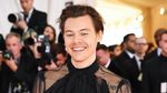 Harry Styles Kenakan Blus Transparan dan High Heels di Met Gala 2019