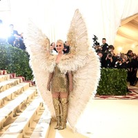 Katy Perry bak malaikat yang jatuh dari langit. Kostum bernuansa emas ini didesain oleh Donatella Versace. (Foto: Getty Images)