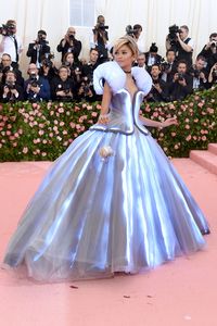 Zendaya Jadi Cinderella Pakai Gaun Bersinar di Met Gala 201990