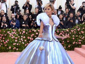 Zendaya Pakai Gaun Menyala di MET Gala 2019, Lindsay Lohan Nyinyir